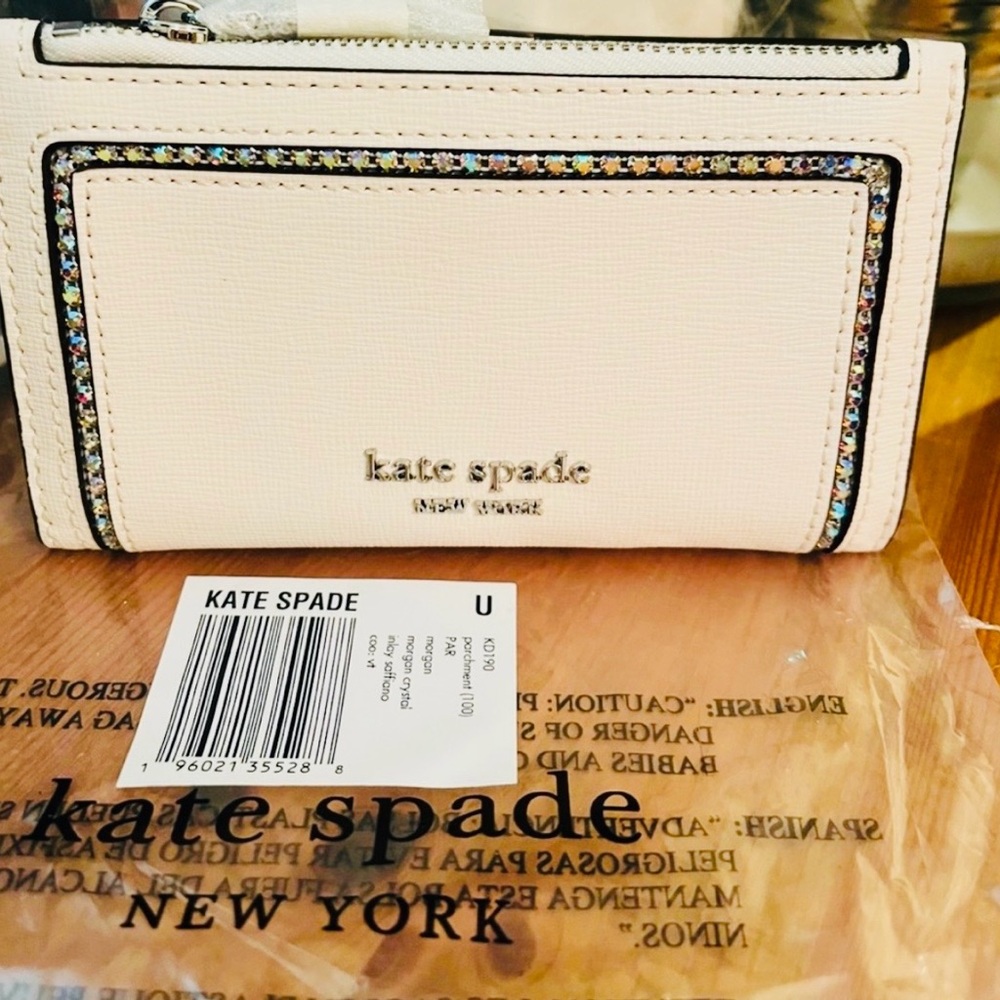 NWT Kate Spade White Wallet with Silver accents. Includes gift 🎁 box - Picture 6 of 8